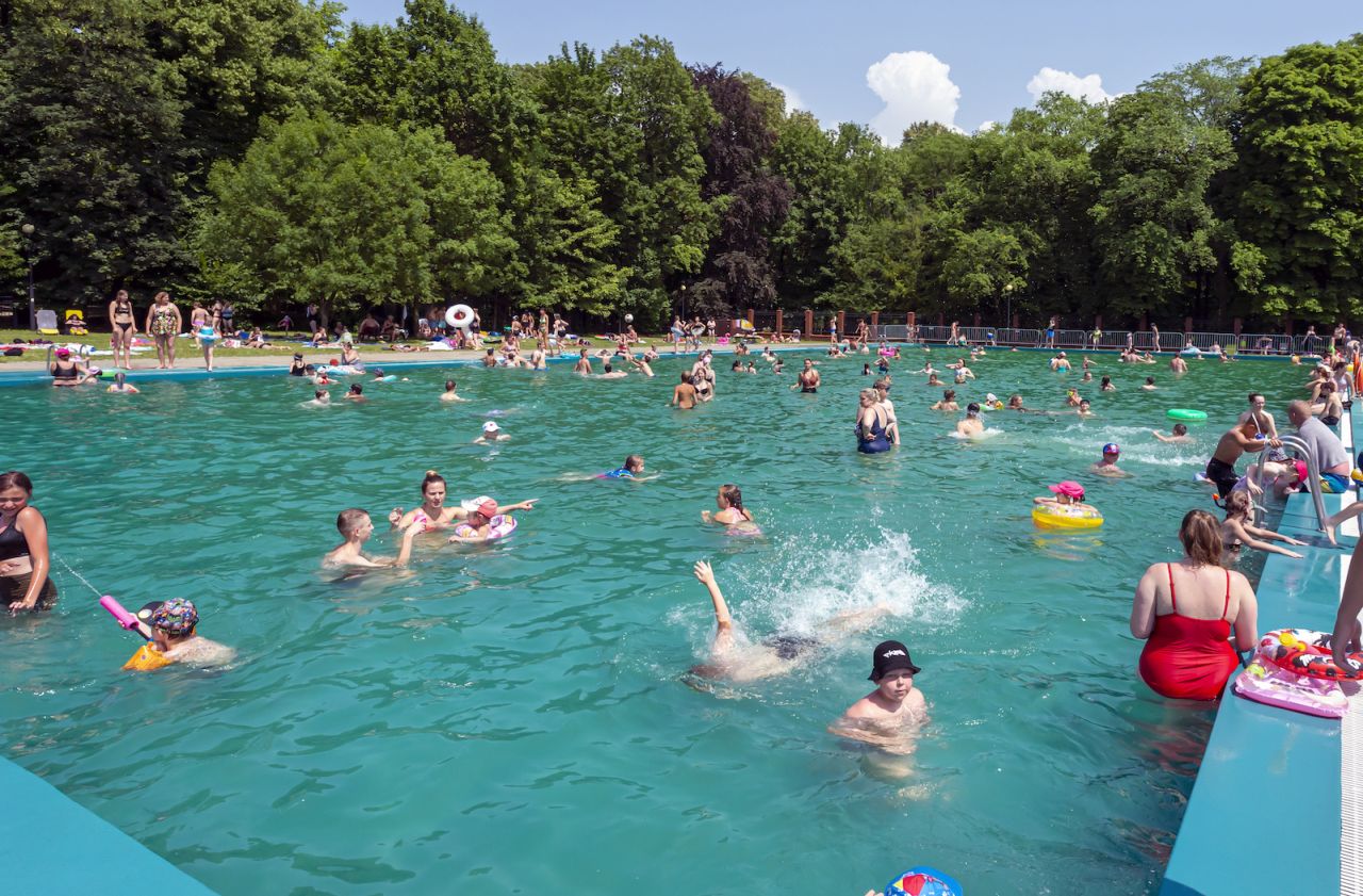 Szukaj ochłody na basenie odkrytym w Parku Kachla